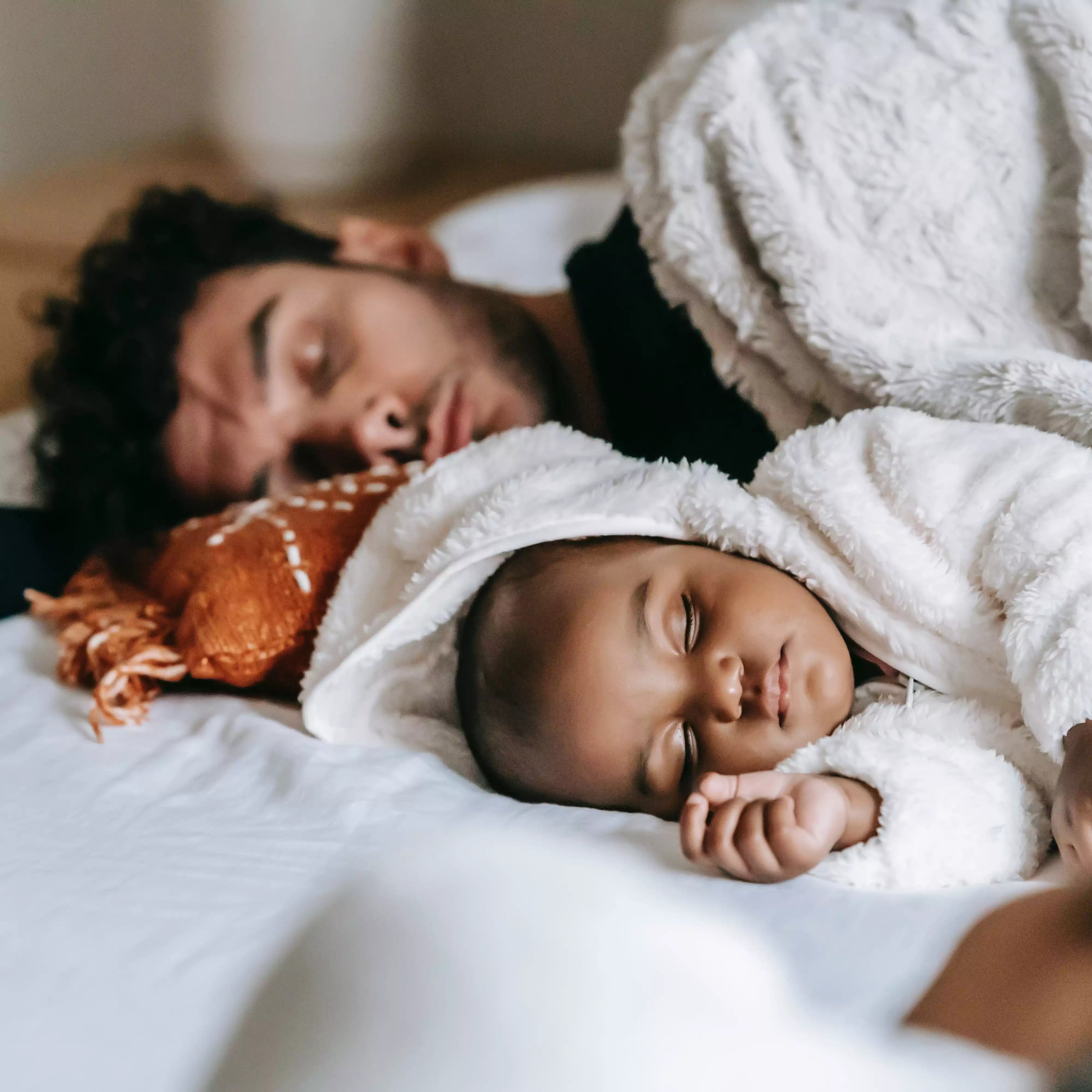 Baby sleeping with 2024 parents